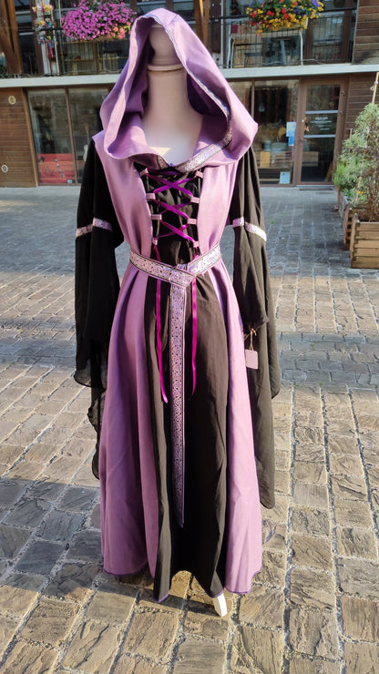 Robe évocation médiévale ou elfique ou robe de sorcière pour femme