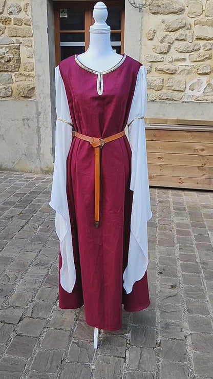 Robe évocation XII ème XIII éme siécles en lin bordeaux et mousseline