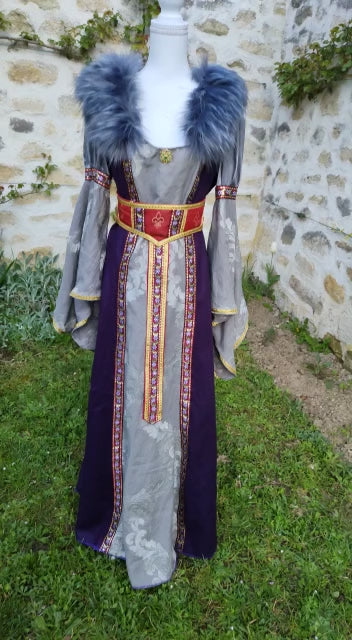 Robe médiévale en lin avec fausse-fourrure amovible et ceinture