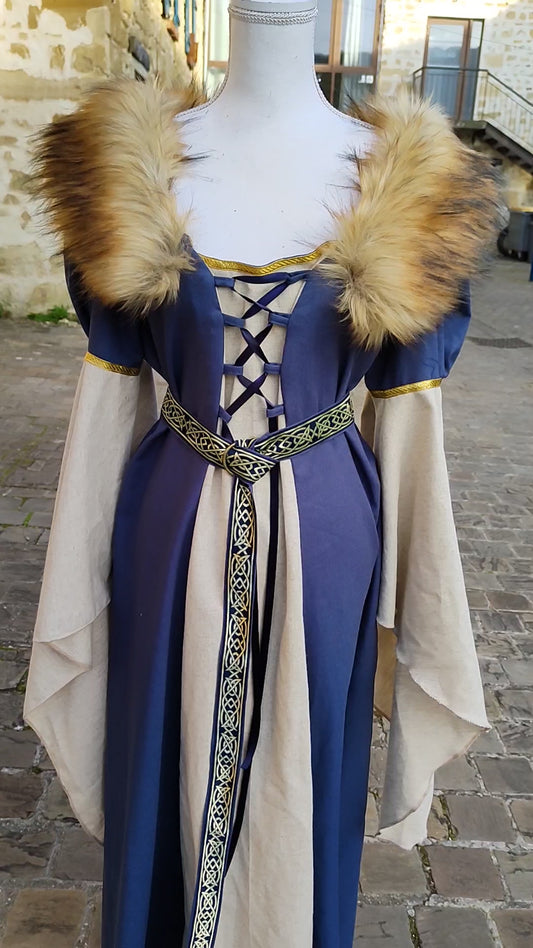 Robe celtique ou médiévale en lin bleu et coton avec fausse fourrure amovible et ceinture.