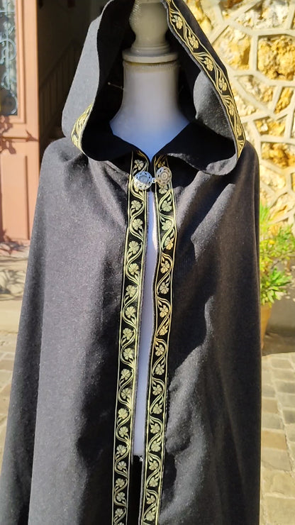 Cape médiévale ou Renaissance gris anthracite en lainage cachemire fin avec galon doré pour homme ou femme