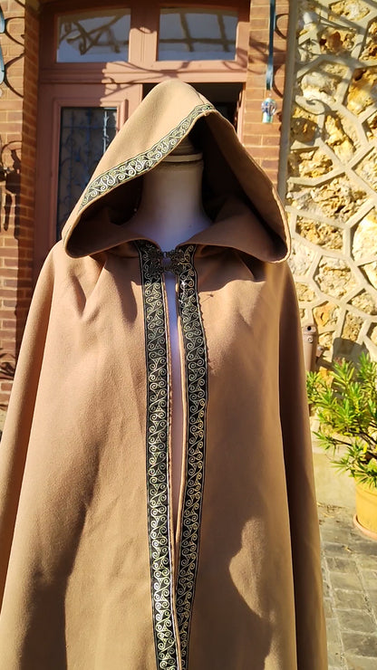 Cape médiévale mixte en lainage beige avec galon triskel