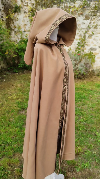 Cape médiévale beige avec beau galon, en lainage à grande capuche pointue