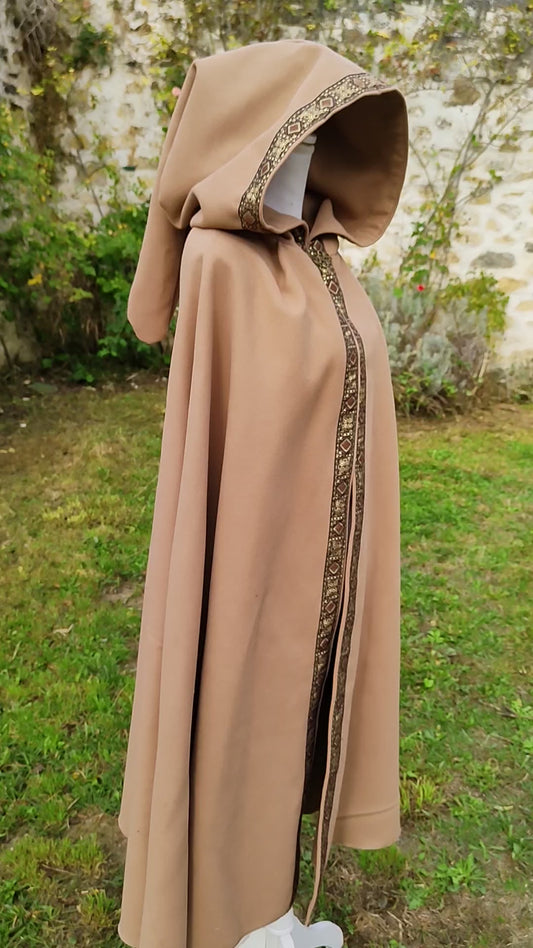 Cape médiévale beige avec beau galon, en lainage à grande capuche pointue