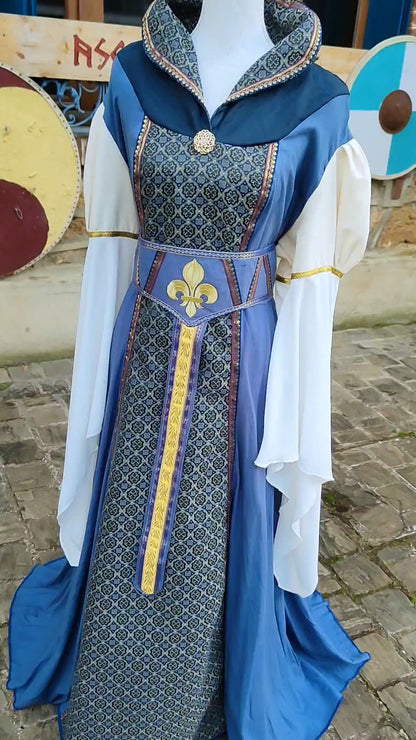 Robe médiévale ou Renaissance pour femme avec manches très longues et col tuyauté, en lin et jacquard bleu à médaillons