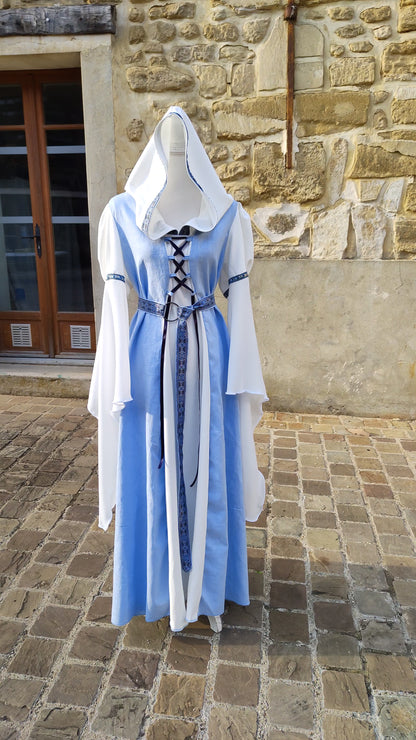 Robe médiévale bleue ciel et blanche avec sa ceinture et capuche, longues manches.