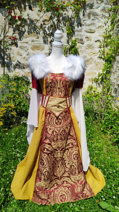 Robe médiévale ou Renaissance avec fausse fourrure amovible, en lin ocre et jacquard rouge et doré.