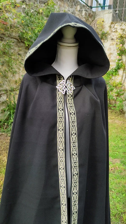 Cape médiévale noire mixte en lainage avec galon noir et doré.