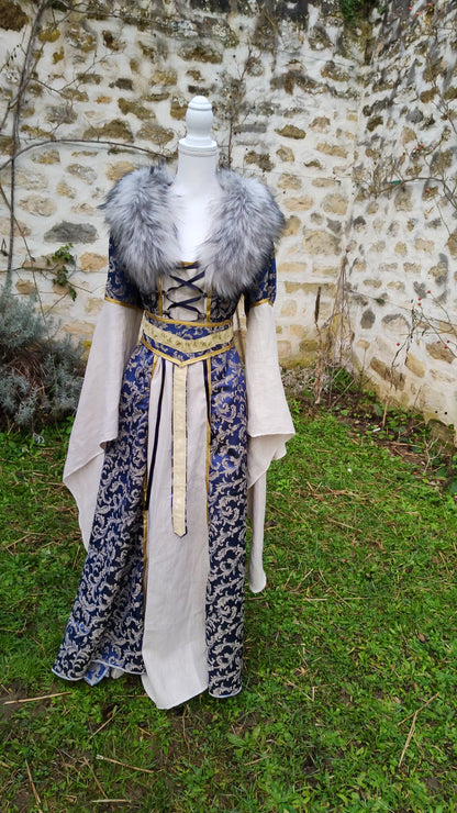 Robe médiévale ou Renaissance en jacquard bleu et lin écru avec fausse-fourrure amovible