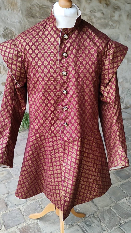 Veste médiévale ou Renaissance bordeaux et dorée