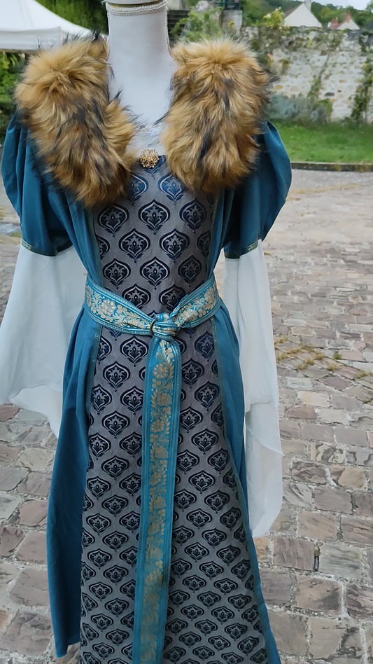 Robe Renaissance ou médiévale pour femme avec fausse fourrure amovible, jacquard à motifs bleus.