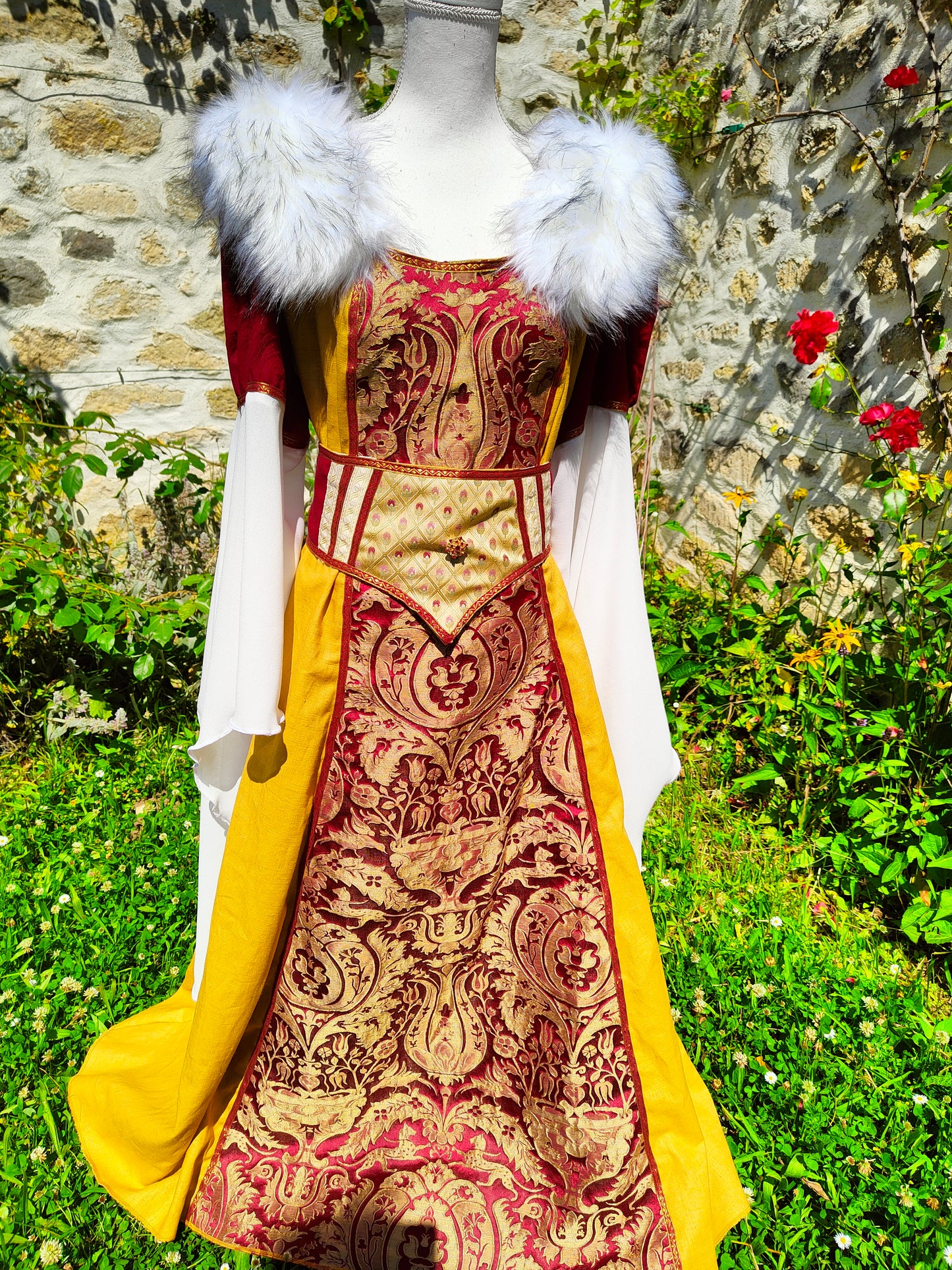 Robe médiévale ou Renaissance avec fausse fourrure amovible, en lin ocre et jacquard rouge et doré.