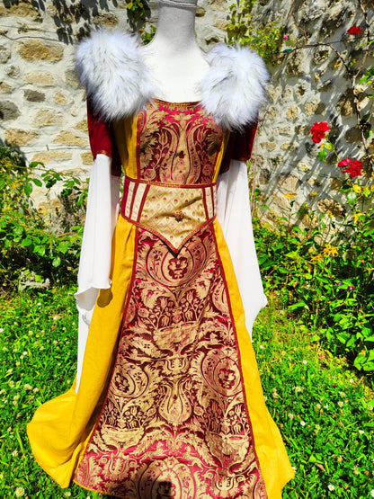 Robe médiévale ou Renaissance avec fausse fourrure amovible, en lin ocre et jacquard rouge et doré.