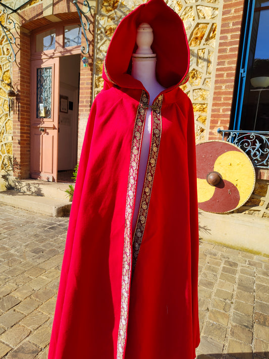 Cape médiévale rouge en lainage avec galon avec entrelacs celtiques ou viking.