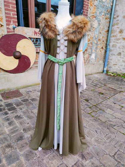 Robe celtique ou elfique en lin et coton kaki et écru avec fausse fourrure amovible