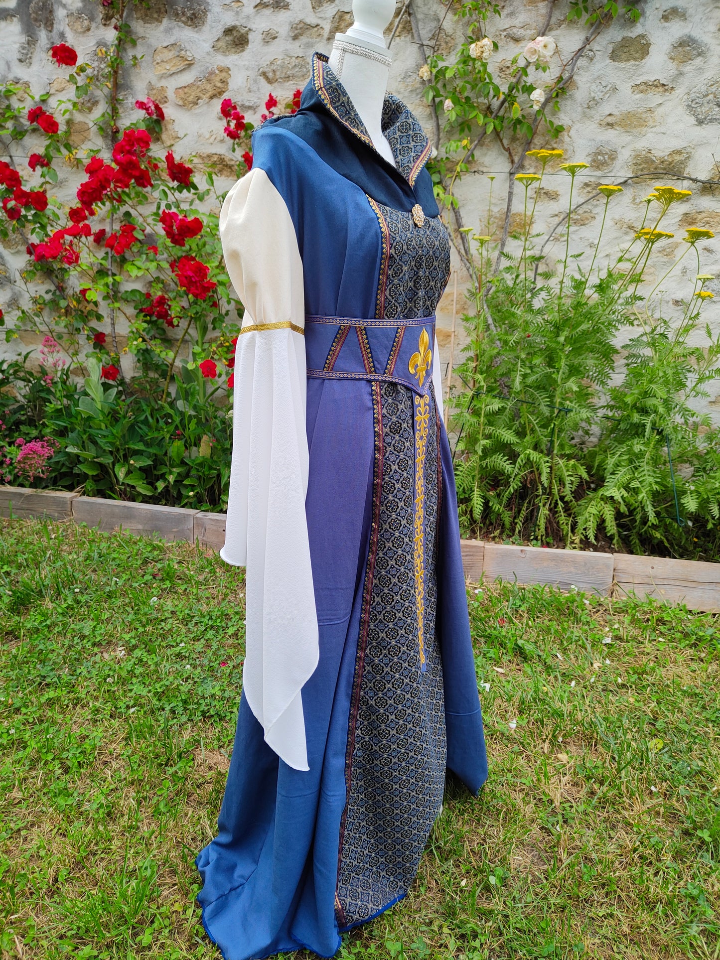Robe médiévale ou Renaissance pour femme avec manches très longues et col tuyauté, en lin et jacquard bleu à médaillons