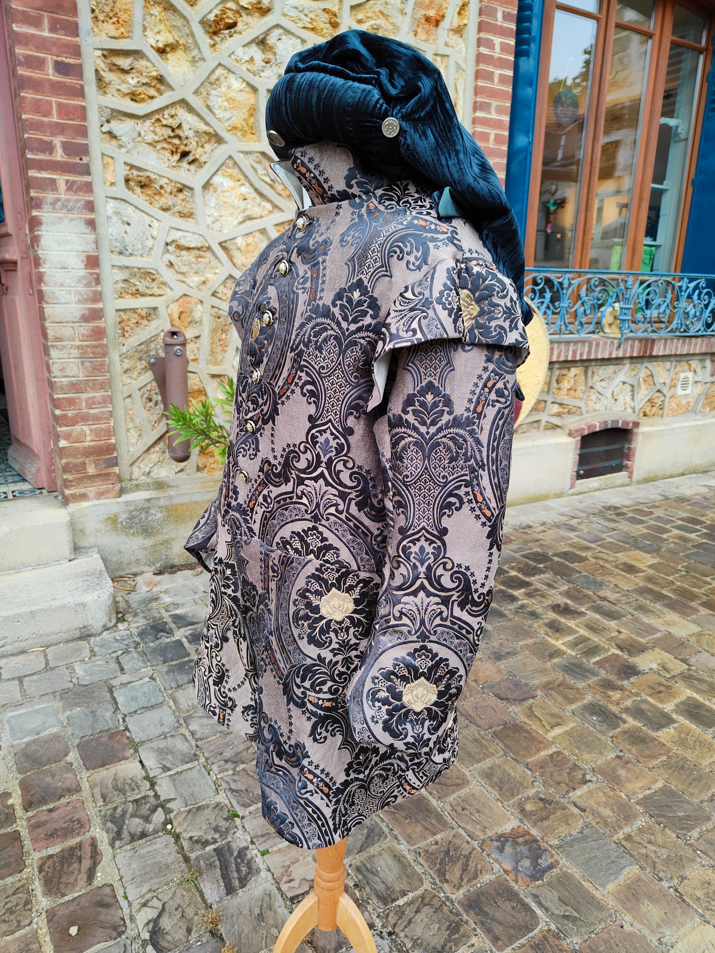 Veste XV ème/ XVI ème siècles pour homme en jacquard noir et or