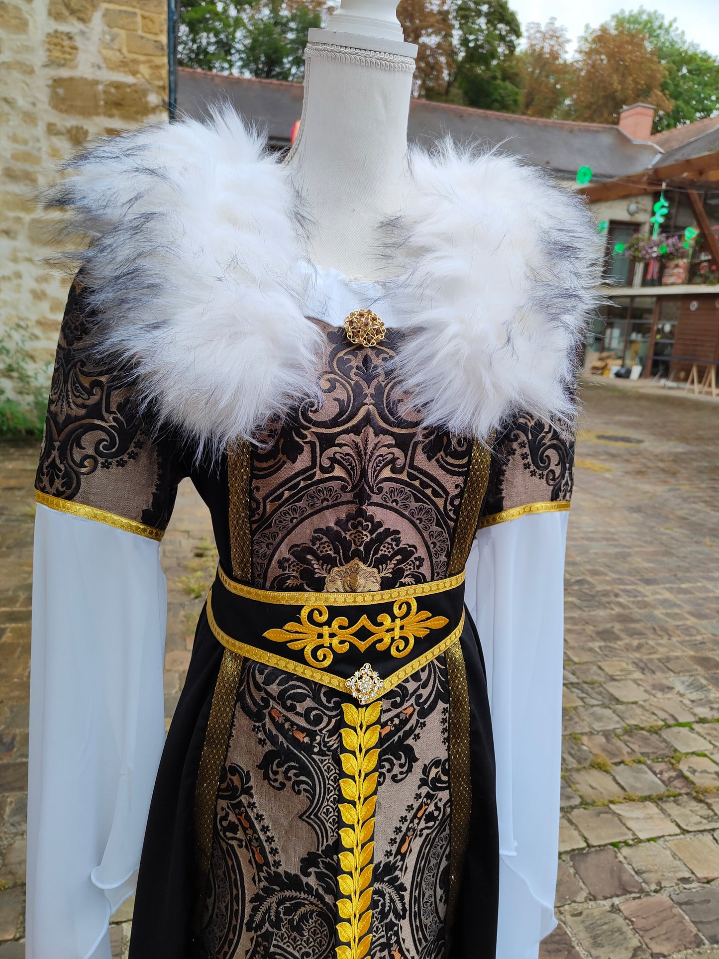 Robe Renaissance ou médiéval tardif pour femme, noire et dorée avec fausse fourrure blanche amovible et ceinture.