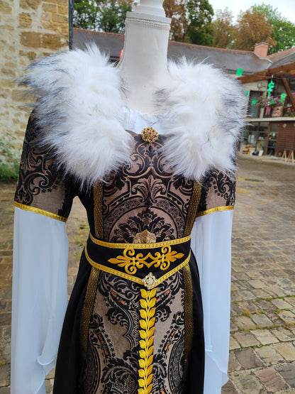 Robe Renaissance ou médiéval tardif pour femme, noire et dorée avec fausse fourrure blanche amovible et ceinture.