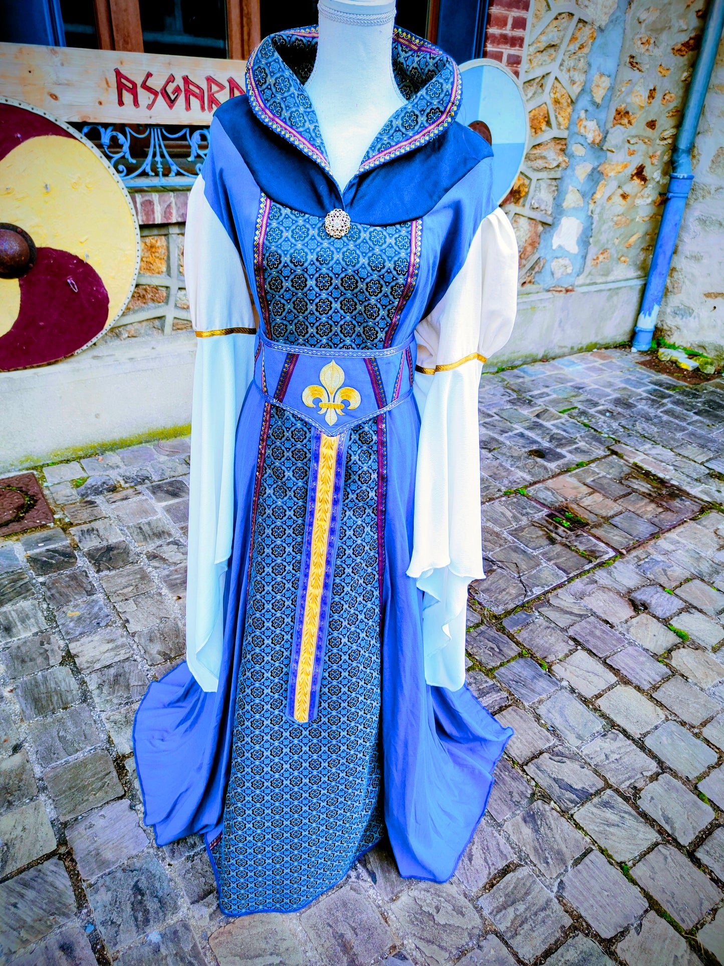 Robe médiévale ou Renaissance pour femme avec manches très longues et col tuyauté, en lin et jacquard bleu à médaillons