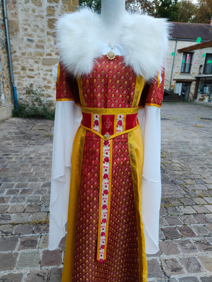 Robe médiévale ou Renaissance avec fausse fourrure amovible, en lin ocre et jacquard rouge et doré.