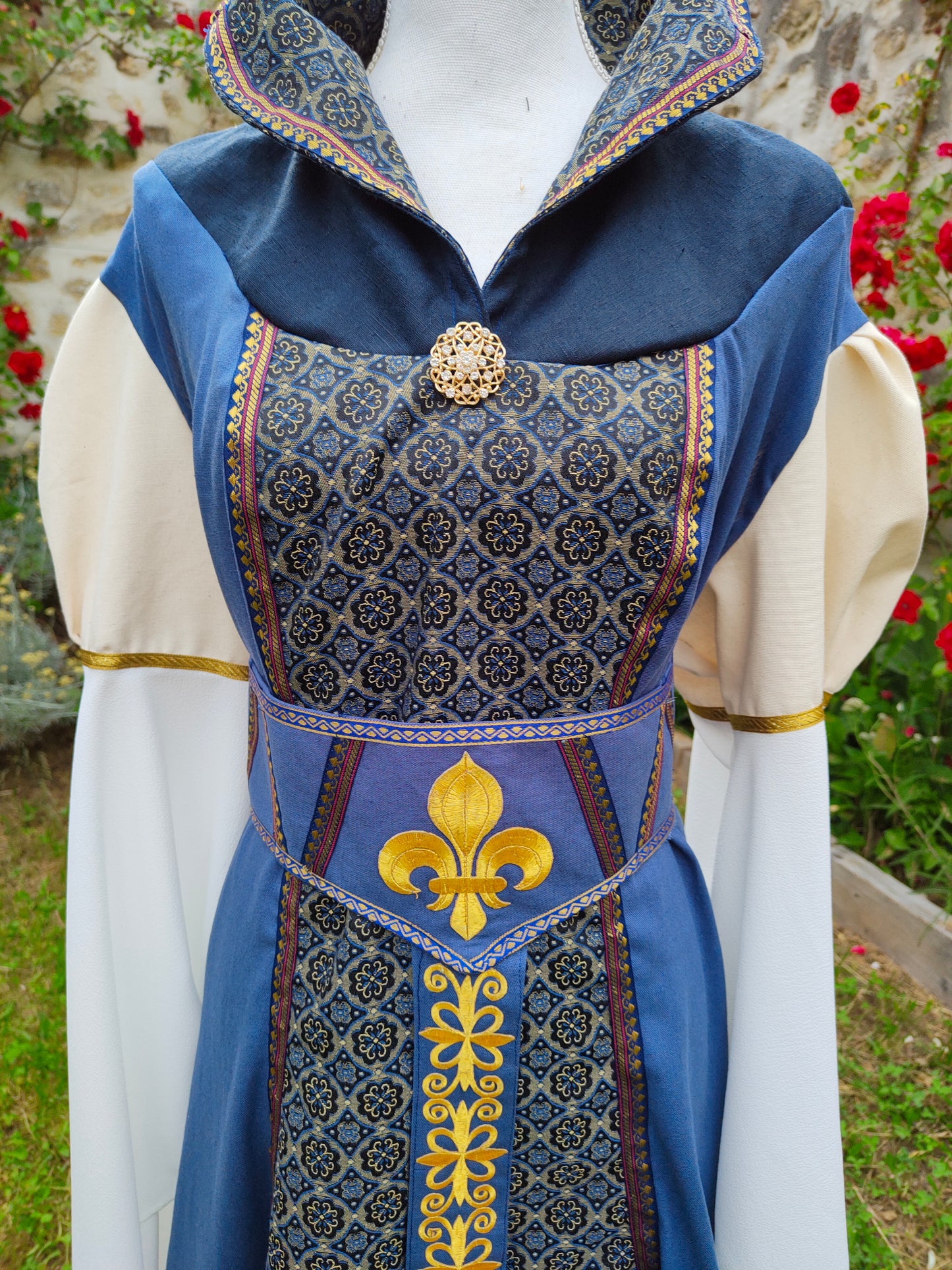 Robe médiévale ou Renaissance pour femme avec manches très longues et col tuyauté, en lin et jacquard bleu à médaillons