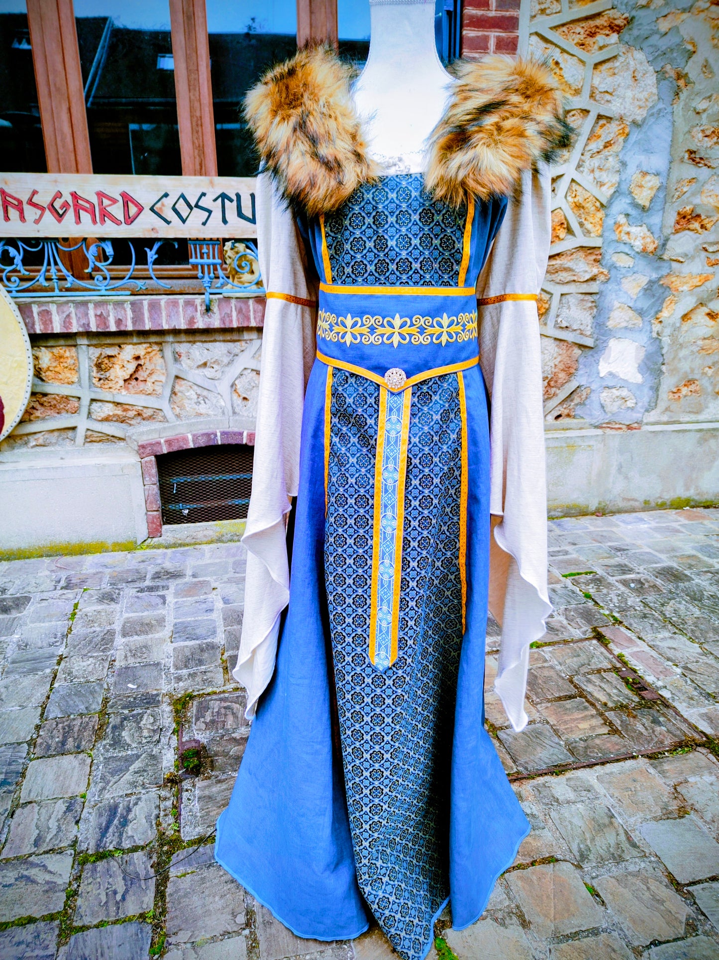 Robe Renaissance ou médiévale en lin et jacquard à médaillons bleus, avec fausse-fourrure amovible et sublime ceinture
