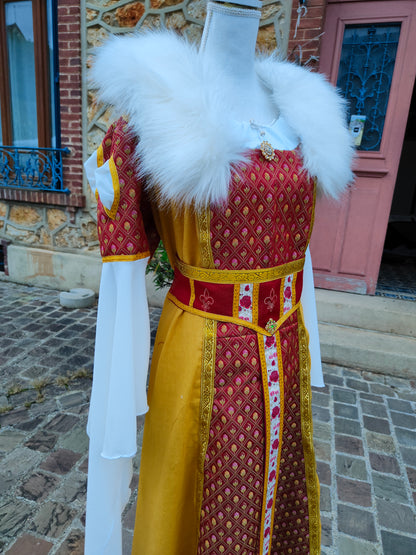 Robe médiévale ou Renaissance avec fausse fourrure amovible, en lin ocre et jacquard rouge et doré.