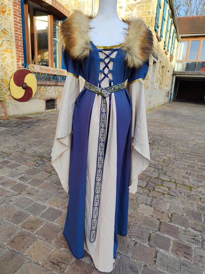 Robe celtique ou médiévale en lin bleu et coton avec fausse fourrure amovible et ceinture.