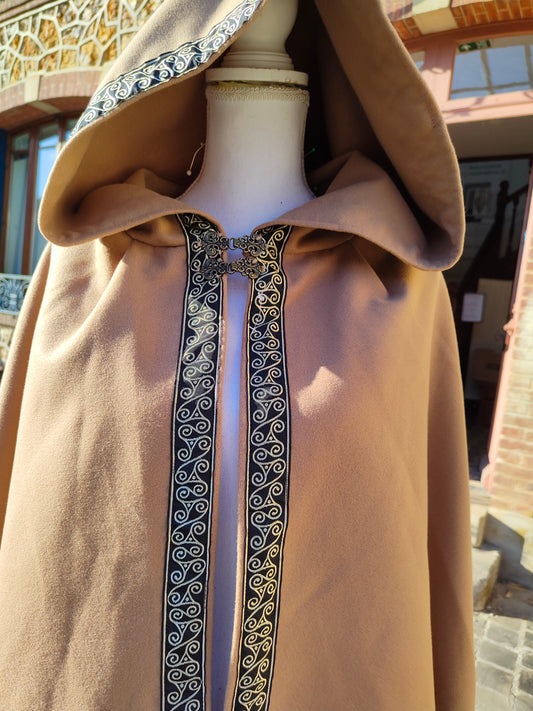 Cape médiévale mixte en lainage beige avec galon triskel
