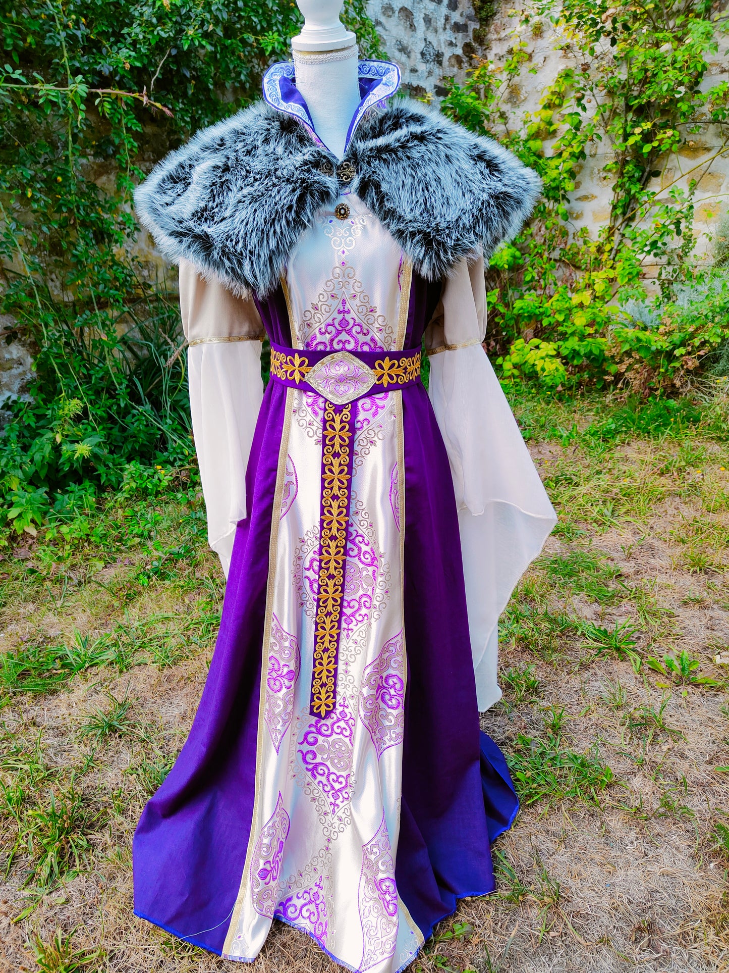 Robe style Renaissance en lin violet et jacquard ivoire et violet avec ceinture