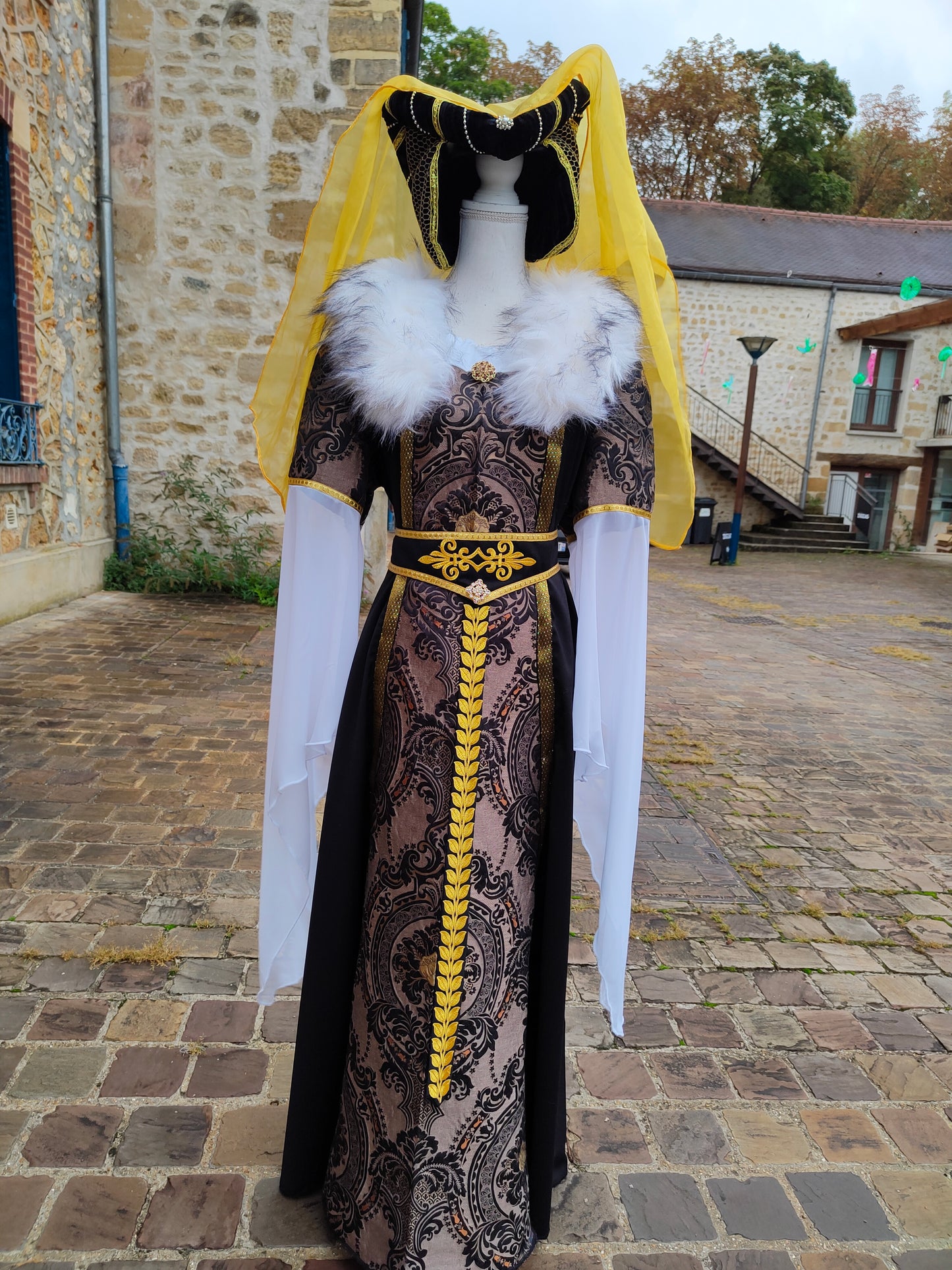 Robe Renaissance ou médiéval tardif pour femme, noire et dorée avec fausse fourrure blanche amovible et ceinture.