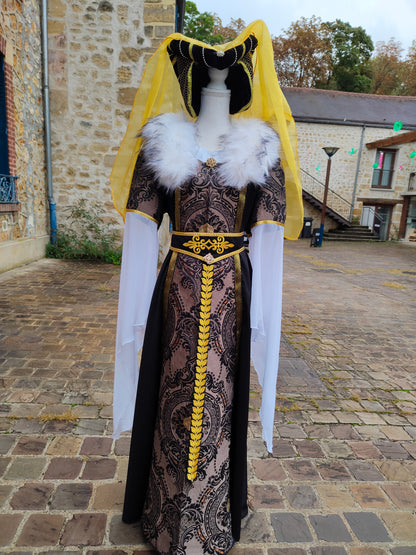 Robe Renaissance ou médiéval tardif pour femme, noire et dorée avec fausse fourrure blanche amovible et ceinture.