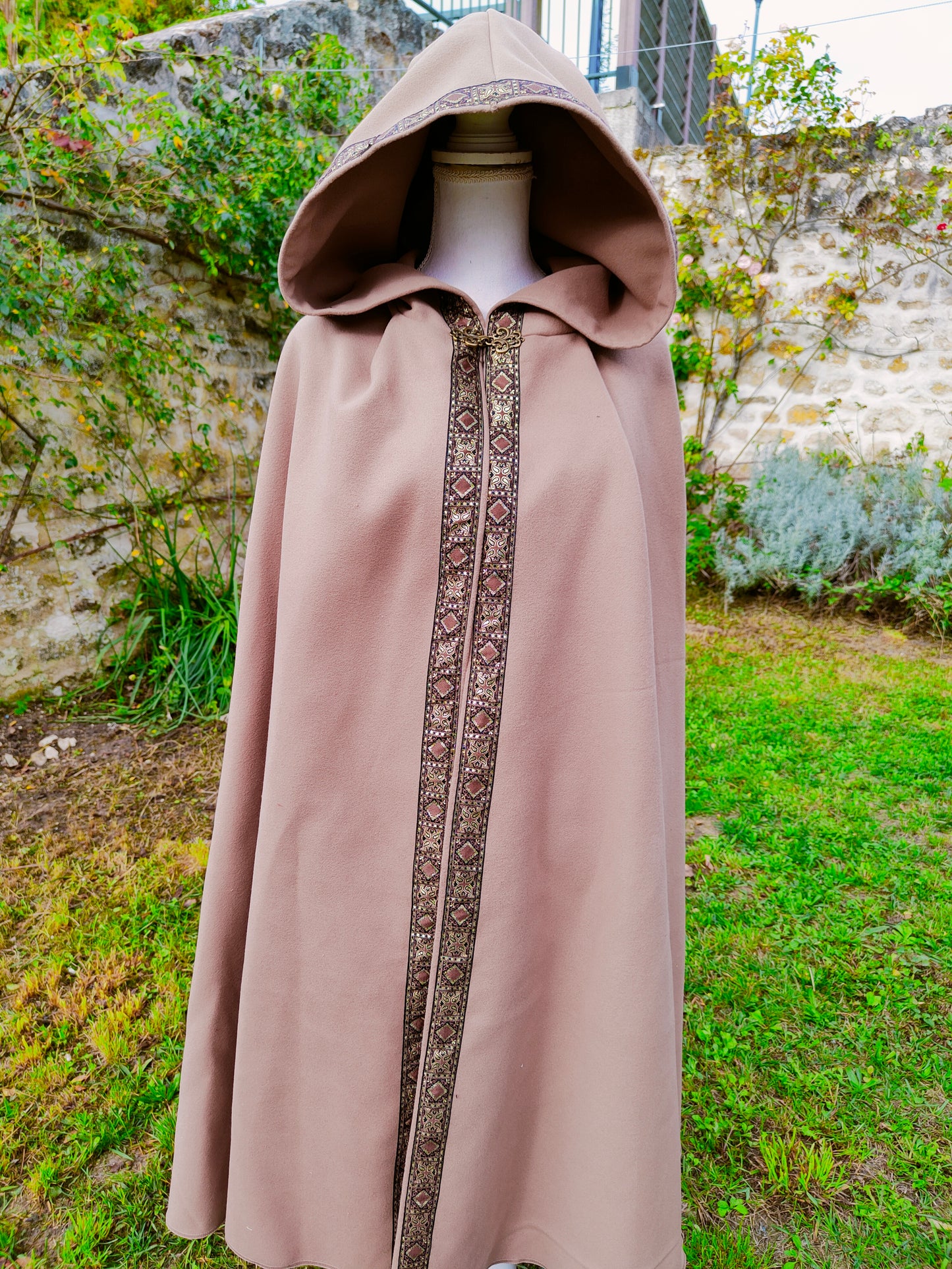 Cape médiévale beige avec beau galon, en lainage à grande capuche pointue