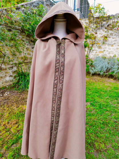 Cape médiévale beige avec beau galon, en lainage à grande capuche pointue