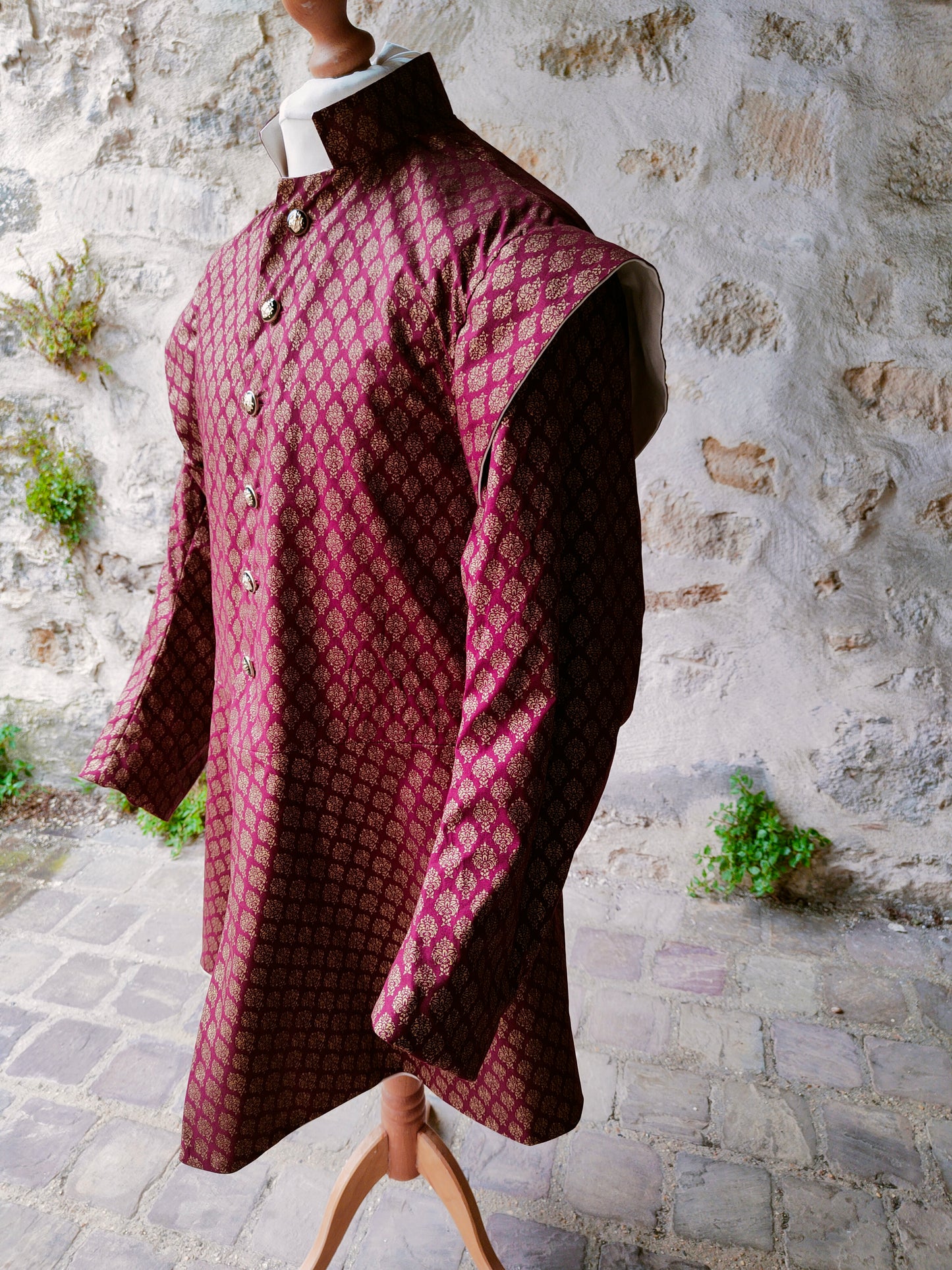 Veste médiévale ou Renaissance bordeaux et dorée
