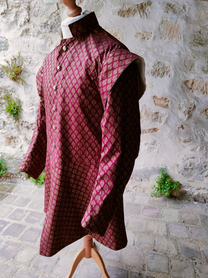 Veste médiévale ou Renaissance bordeaux et dorée