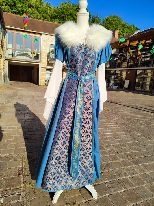 Robe Renaissance ou médiévale pour femme avec fausse fourrure amovible, jacquard à motifs bleus.