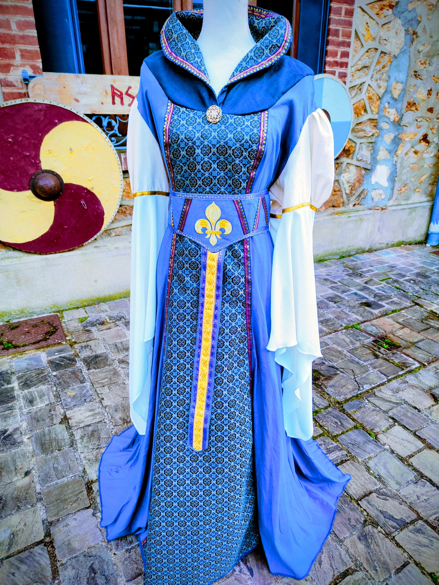 Robe médiévale ou Renaissance pour femme avec manches très longues et col tuyauté, en lin et jacquard bleu à médaillons