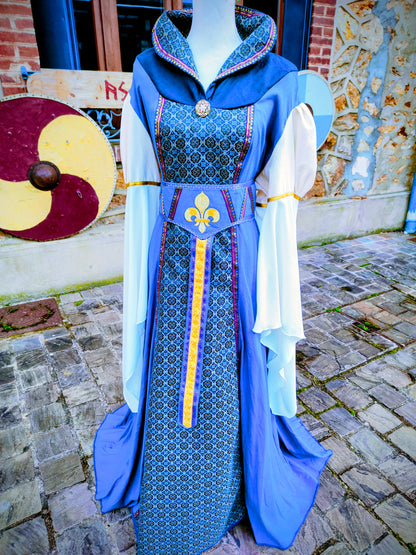 Robe médiévale ou Renaissance pour femme avec manches très longues et col tuyauté, en lin et jacquard bleu à médaillons
