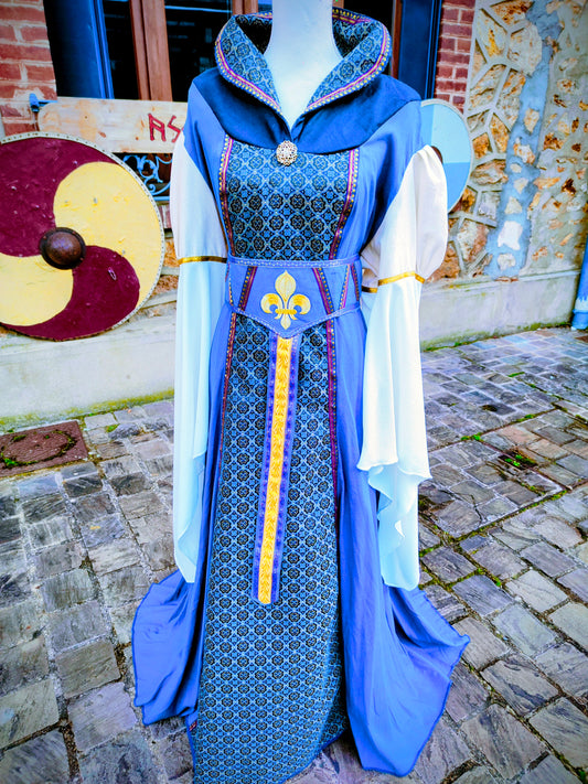 Robe médiévale ou Renaissance pour femme avec manches très longues et col tuyauté, en lin et jacquard bleu à médaillons
