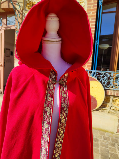 Cape médiévale rouge en lainage avec galon avec entrelacs celtiques ou viking.