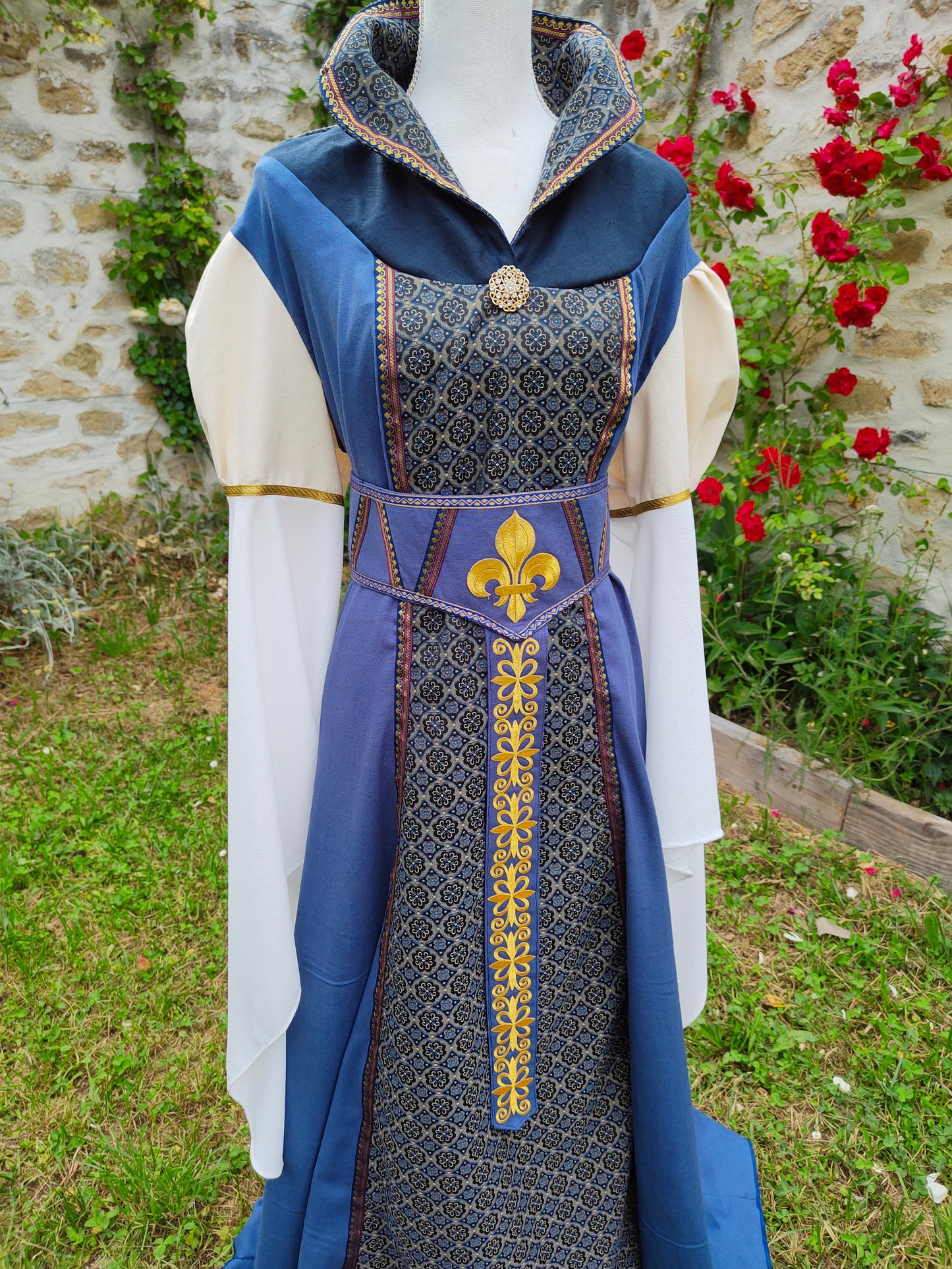 Robe médiévale ou Renaissance pour femme avec manches très longues et col tuyauté, en lin et jacquard bleu à médaillons