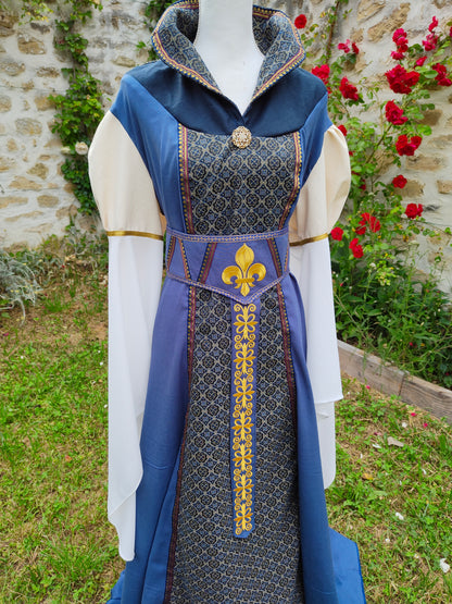 Robe médiévale ou Renaissance pour femme avec manches très longues et col tuyauté, en lin et jacquard bleu à médaillons