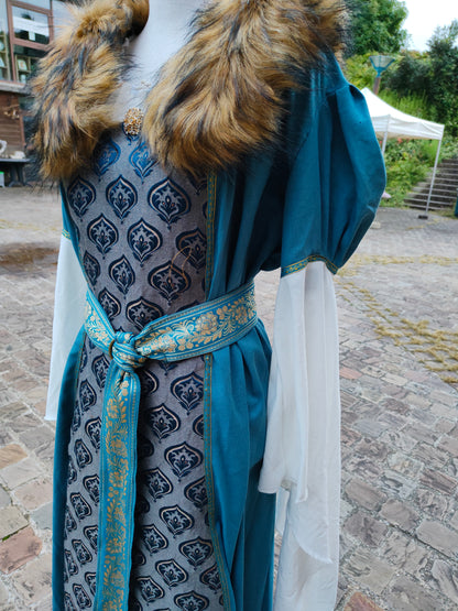 Robe Renaissance ou médiévale pour femme avec fausse fourrure amovible, jacquard à motifs bleus.