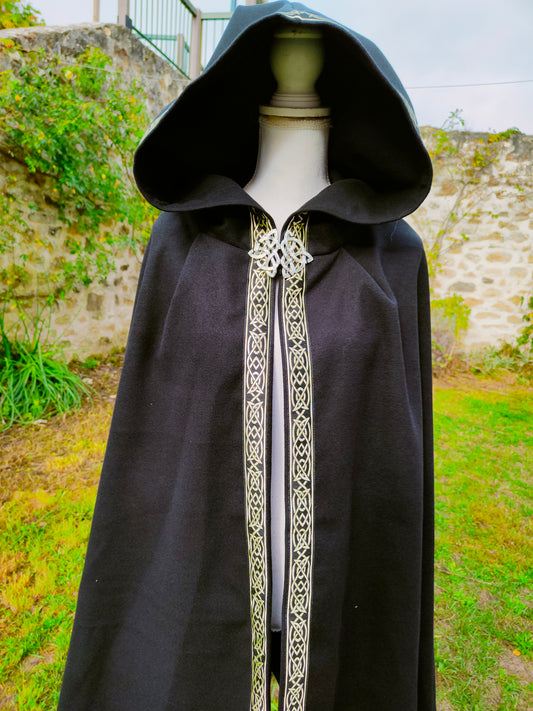 Cape médiévale noire mixte en lainage avec galon noir et doré.