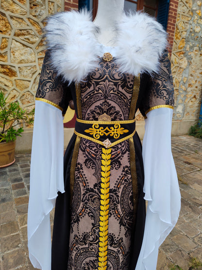 Robe Renaissance ou médiéval tardif pour femme, noire et dorée avec fausse fourrure blanche amovible et ceinture.