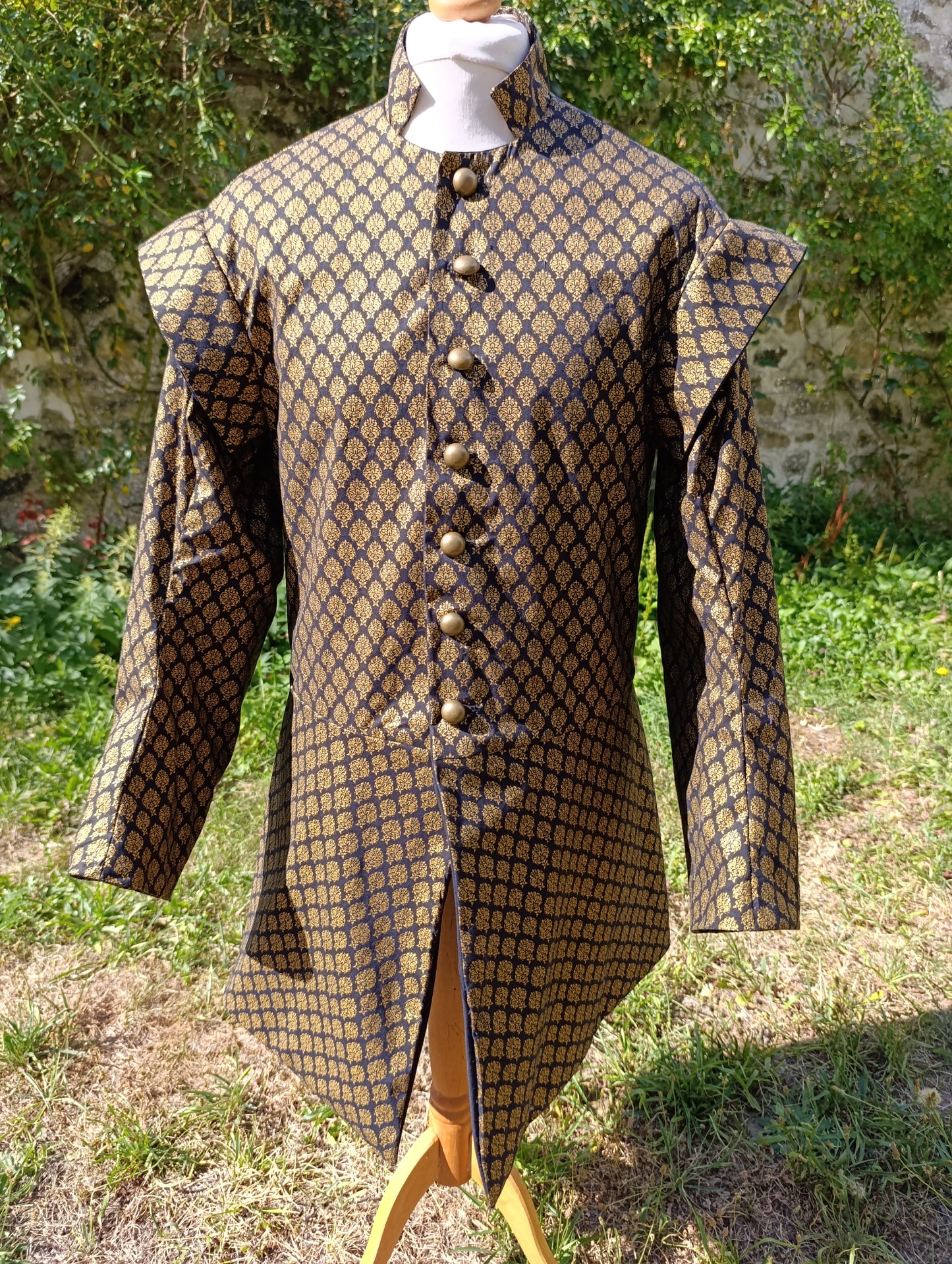 Veste medievale noire et dorée