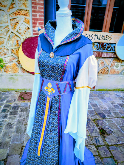 Robe médiévale ou Renaissance pour femme avec manches très longues et col tuyauté, en lin et jacquard bleu à médaillons