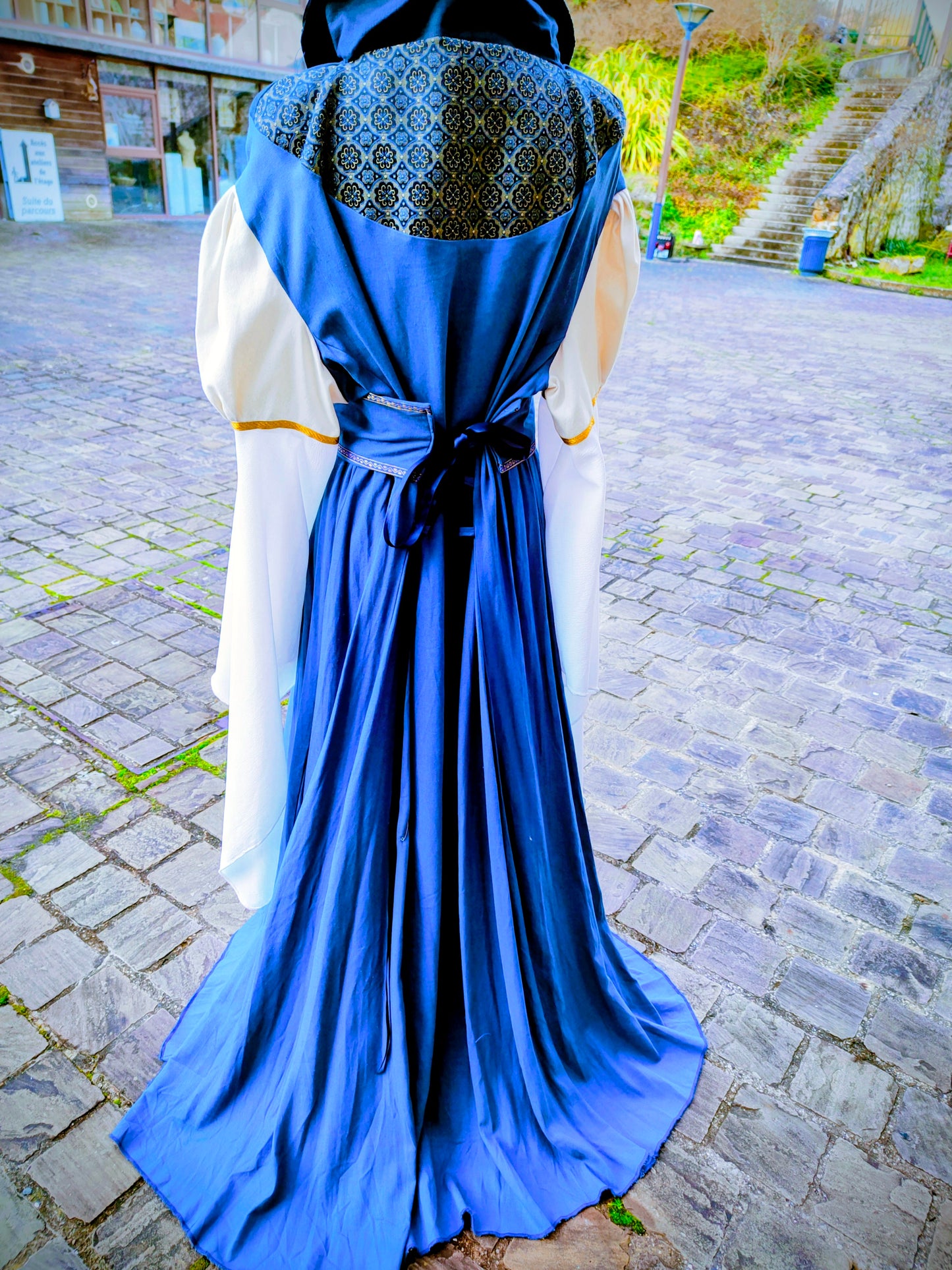 Robe médiévale ou Renaissance pour femme avec manches très longues et col tuyauté, en lin et jacquard bleu à médaillons